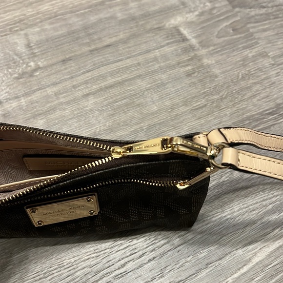 Like new Michael Kors Wristlet - Picture 10 of 11